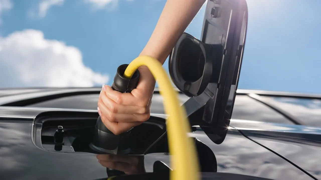 Smooth EV Charging: Network Management & Monitoring